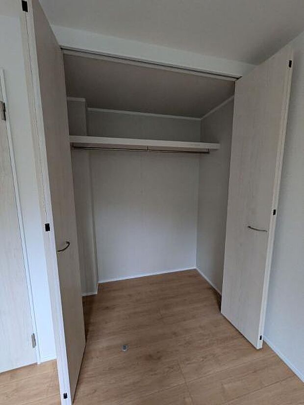 各居室大きさは異なりますが、クローゼットが完備されております。