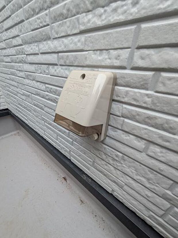 バルコニーにはコンセントが付いており、夜の電灯なども設置可能です。