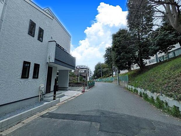 前面道路は5.5m。閑静な住宅地あり駐車も安心です。