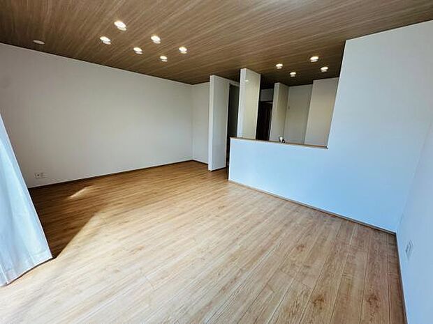 B号棟 南西向きのLDK。リビングイン階段で、家族が自然と集まる空間です。