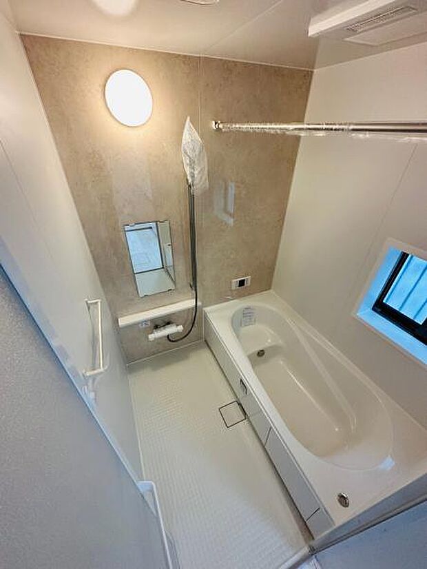 B号棟 1坪以上広さを設けた浴室でゆったりバスタイム。ベンチタイプで節水、お子様にも優しいです。