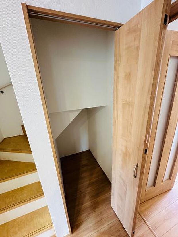 B号棟 階段下をうまく利用したリビング収納。掃除用具や日用品のストックなどの収納に、あると便利です。