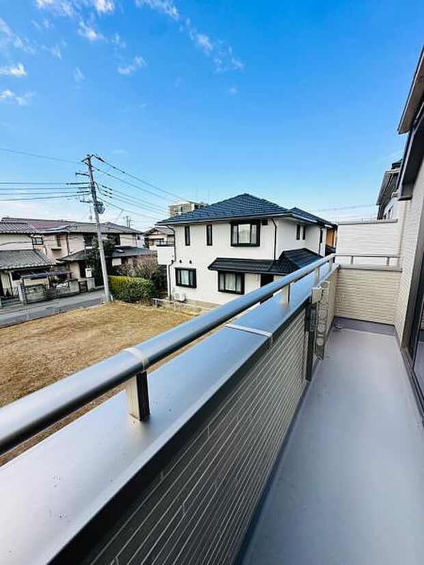 B号棟 さえぎるものがなく開放感のあるバルコニー。洗濯物もよく乾きそうです。