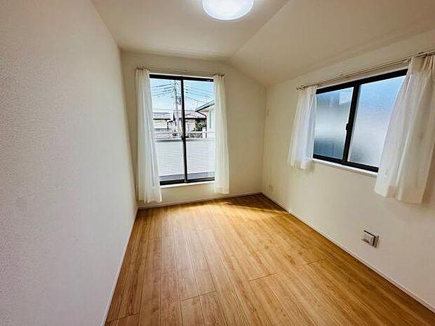 A号棟 2階に洋室が4部屋あるので、プライベートな部屋も確保できます。