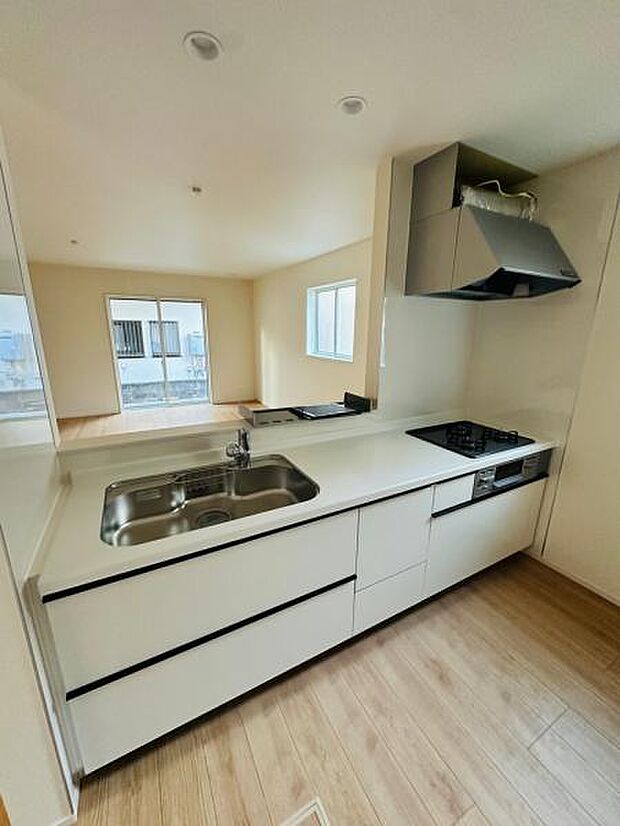 対面式のカウンターキッチンはお料理中でも家族との団欒を楽しめます。