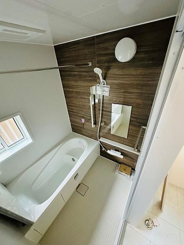 足を伸ばしてゆったりと浸かれる浴室です。半身浴も楽しめます。