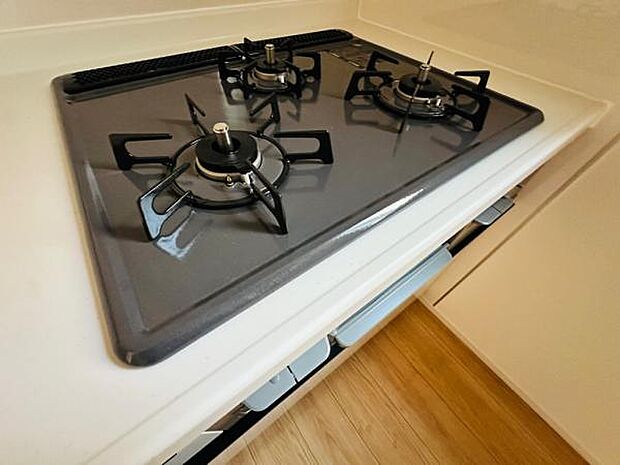 同時の調理もはかどる3口タイプのガスコンロです。