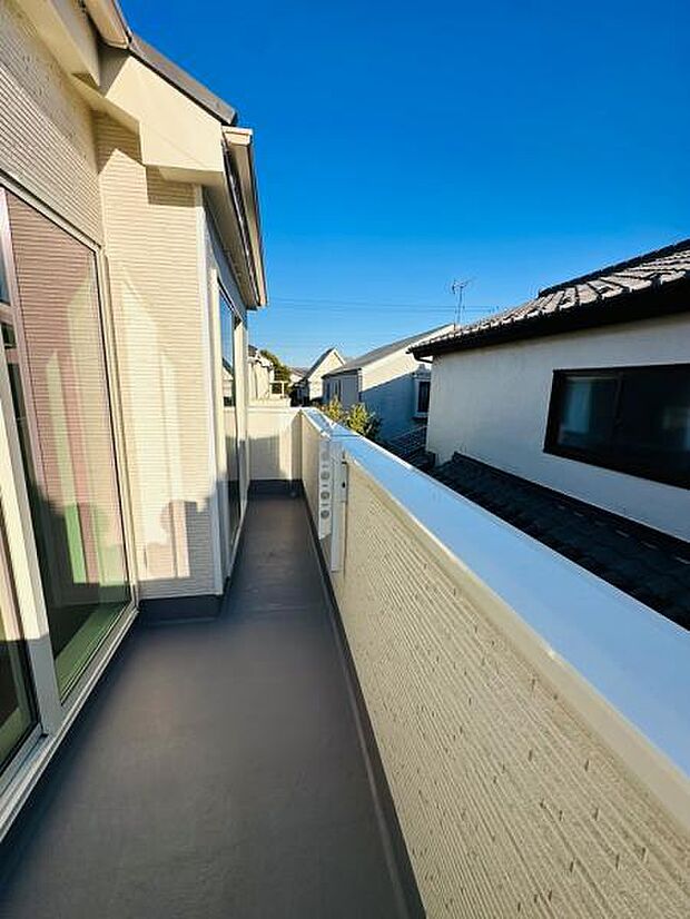 バルコニーは遮るものも無く、日当たり良好です。