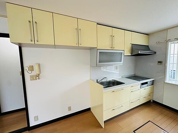 キッチンには吊戸棚が豊富にあり収納豊富。調理器具なども収納できます。