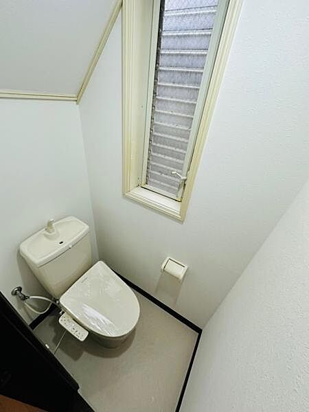 トイレの様子です。採光窓もあり、換気も十分です。