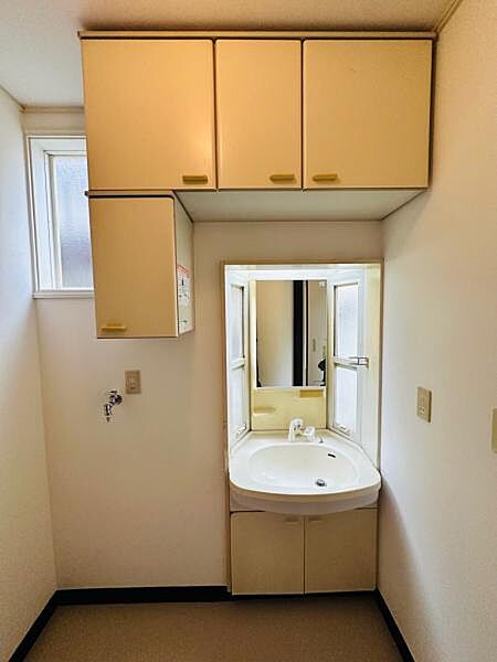 埋め込まれるような形で設置された洗面台です。脱衣スぺ－スを広く使えます。