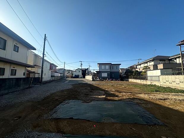 前面道路は幅員4.0m。居住者しか使わない道路で駐車も安心です。
