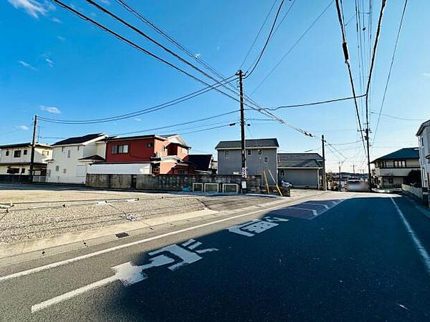 前面道路から通りに出た時の様子です。広くゆとりのある道です。