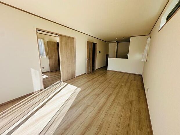 B号棟 木目がやさしい雰囲気のLDK。陽だまりの中で家族団らんの時間をお過ごしいただけます。