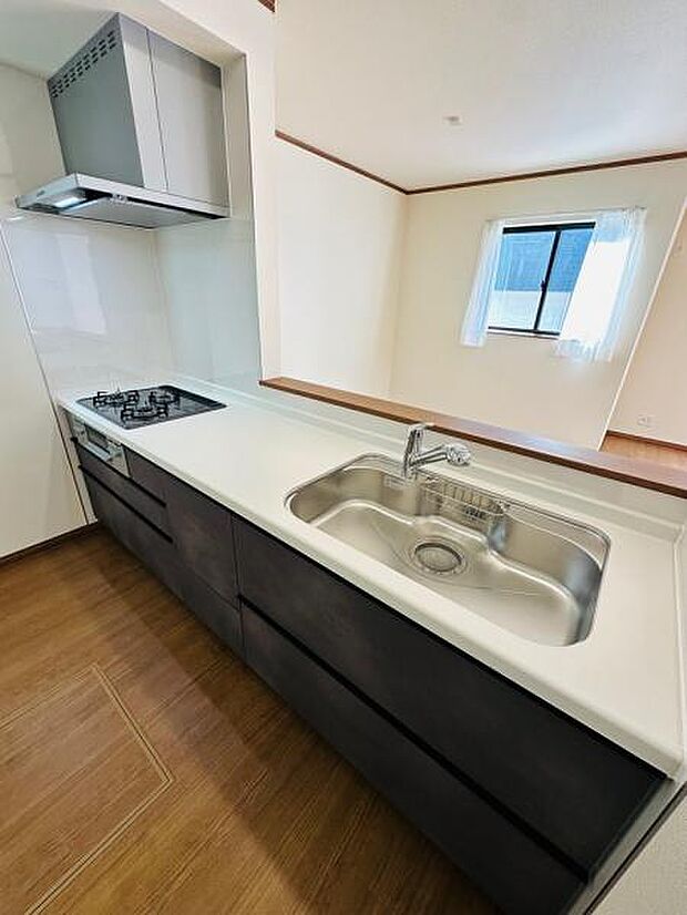 A号棟 リビングを見渡せるキッチン。料理をしながら家族団らんの時間を過ごせます。