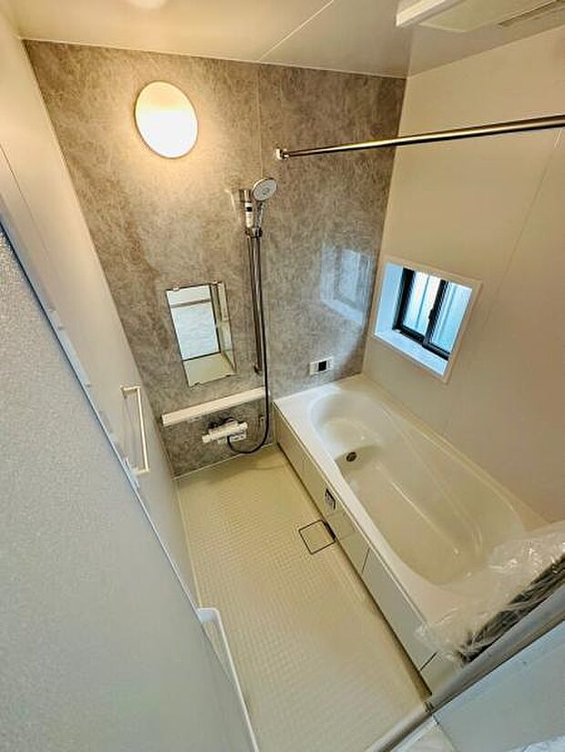 B号棟 1坪以上広さを設けた浴室でゆったりバスタイム。ベンチタイプで節水、お子様にも優しいです。