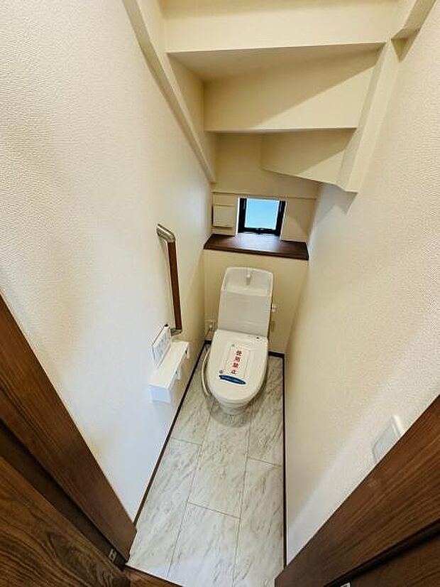 A号棟 シンプルで掃除のしやすいトイレ。長く住むからこその手すりがありがたいですね。