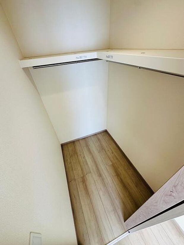 B号棟 広々ウォークインクローゼット付き。洋服好きなかたにもおすすめです。