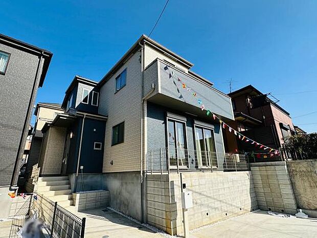 B号棟 ツートンカラーがおしゃれな外観。ぜひ現地で陽当たりを体感してください。