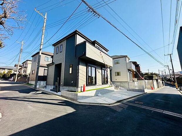 前面道路は約4m。車通りも多くなく安心です。