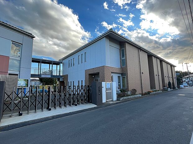 船橋小鳩幼稚園まで徒歩12分 木のぬくもり溢れる園舎で自然にのびのびと過ごせます。預かり保育やプ未就園児クラスもあります。