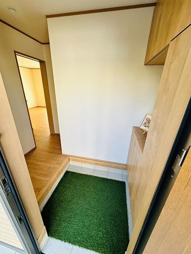 B号棟 コの字型のシューズボックスは収納豊富。お好きなインテリアを飾ることもできます。