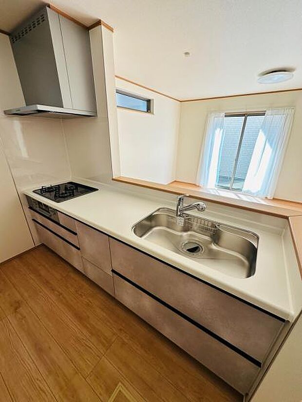 B号棟 リビングが見渡せるキッチン。家族と会話を楽しみながら料理をすることができます。