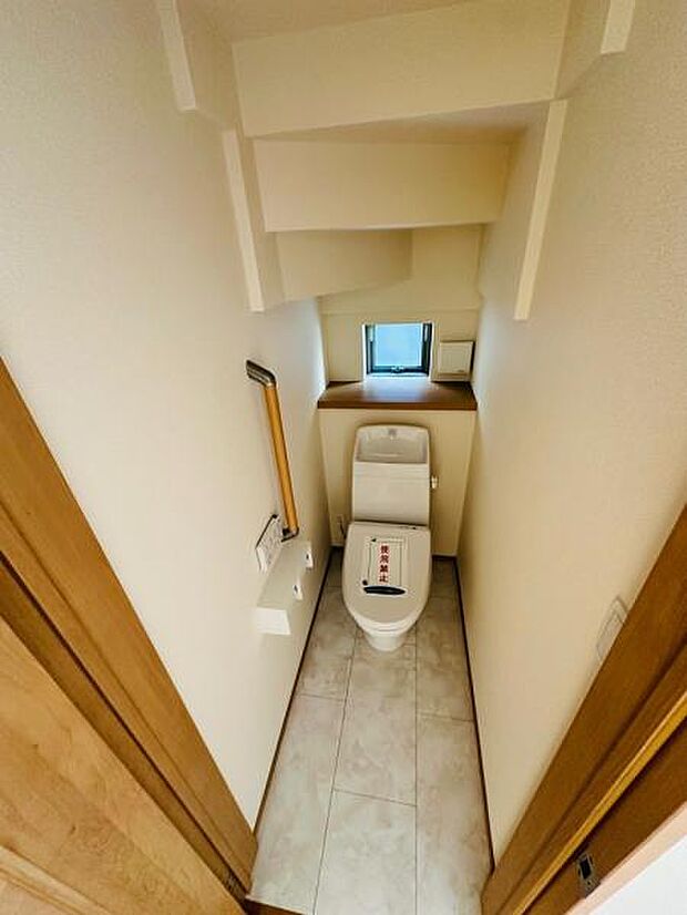 B号棟 1階のトイレです。手すりや窓があり使い勝手がいいです。