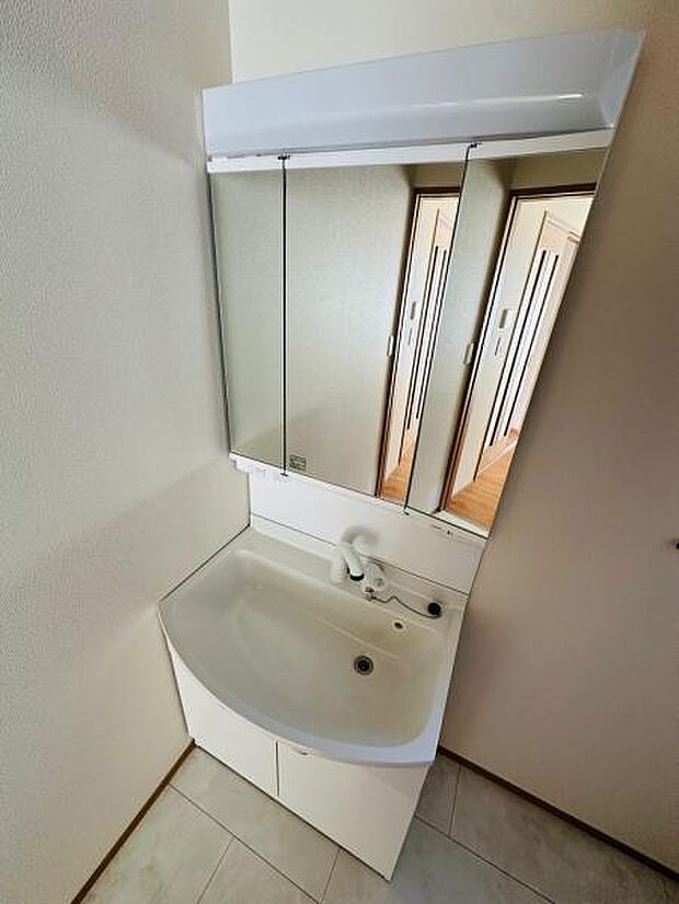 B号棟 人気の三面鏡タイプの洗面台です。鏡の裏にも棚があるので収納豊富です。