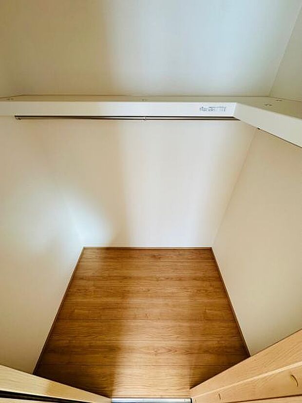 B号棟 スーツケースや季節物の洋服もすっきり収納できるウォークインクローゼットです。