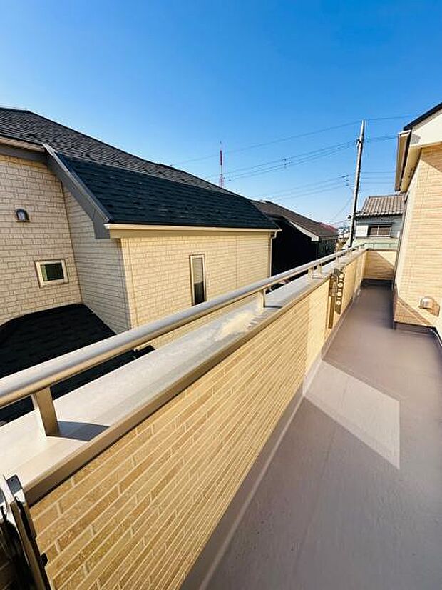 B号棟 南向きの明るいバルコニー。2部屋から出入りでき、洗濯物も重ならずに干せます。