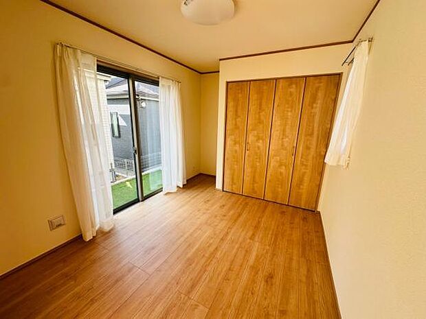 B号棟 リビング横の洋室。書斎やお子様の遊びスペース、お客様用のお部屋などに使えます。