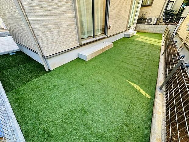 B号棟 人工芝が敷いてあり、住んだその日から快適に使えるお庭です。