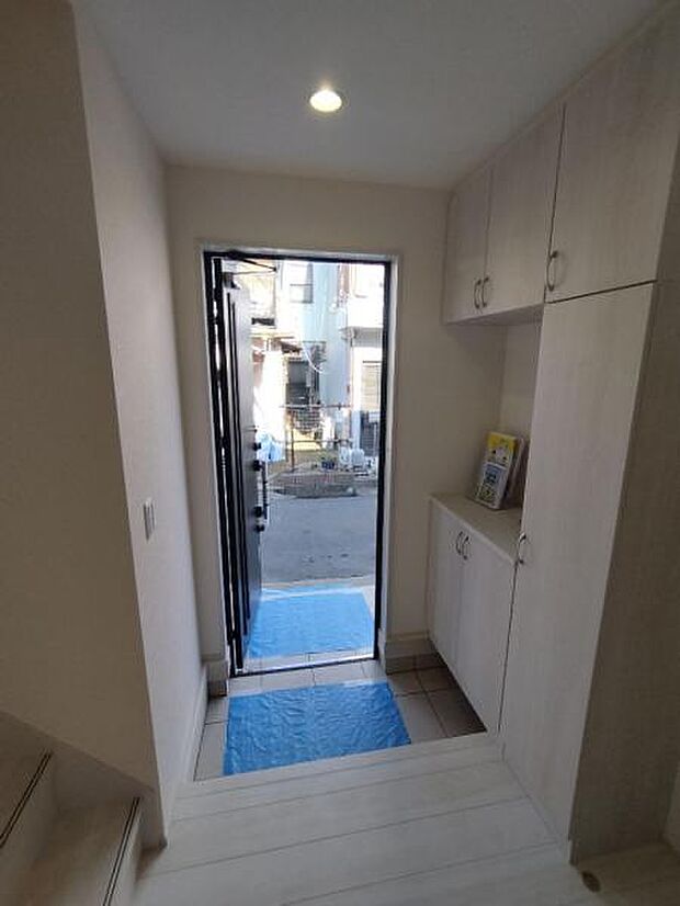 コの字型のシューズボックスは容量豊富。棚の高さを変えることもできます。