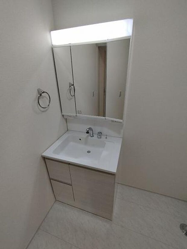 人気の三面鏡タイプの洗面台です。鏡の裏にも棚があるので収納豊富です。