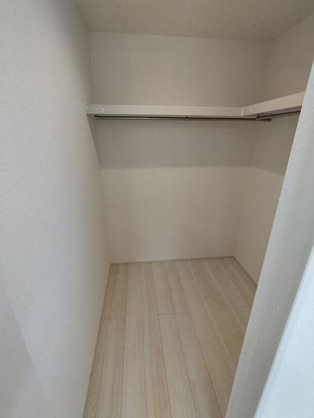 L字型なので掛けてある洋服が見やすく取り出しやすい空間です。