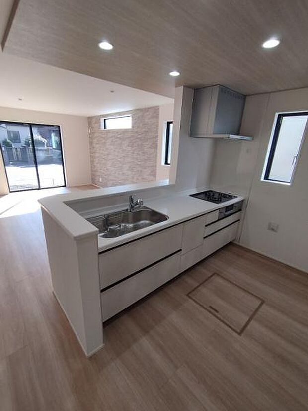 対面式のカウンターキッチンはお料理中でも家族との団欒を楽しめます。