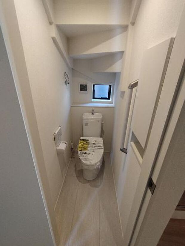 壁面収納や補助の手すりなど、あるとうれしい設備が標準装備のトイレです。