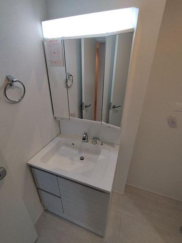 三面鏡タイプの洗面台です。伸縮式シャワーノズルも搭載です。