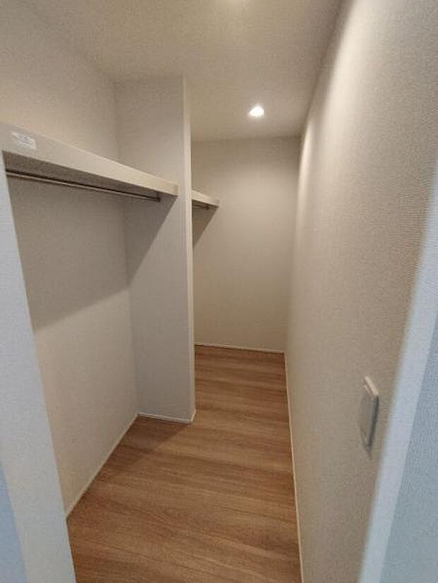 1階ホールにあるWICです。ファミリークロークとしての利用もできます。