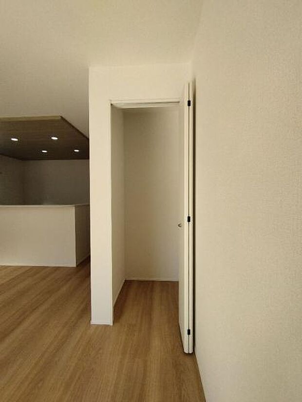 あるとうれしいリビング収納は、掃除用具や子供の遊び道具などの収納に便利です。