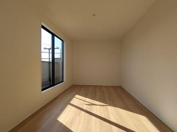 夫婦の寝室としても十分な広さのある、7.5帖の洋室です。