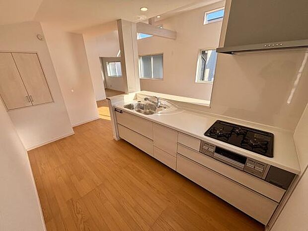 白を基調としており、キッチン自体が明るい印象。リビングの人たちと会話を楽しみながらお料理できます。