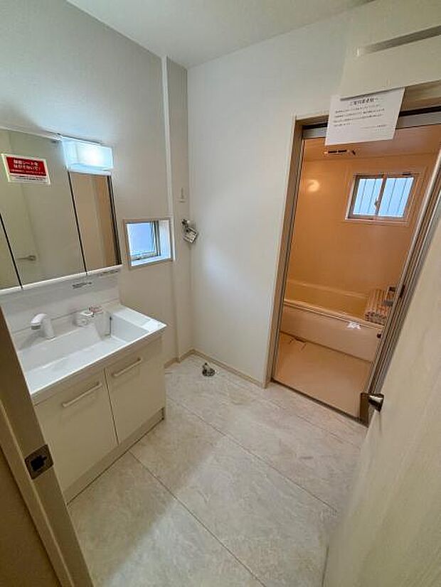 玄関から帰ってきて、すぐに手洗いができる配置の洗面スペースです。