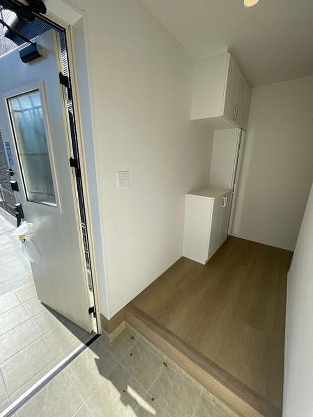 （1号棟） コの字型のシューズボックスで、小物も置きやすく便利な玄関に仕上がっています。