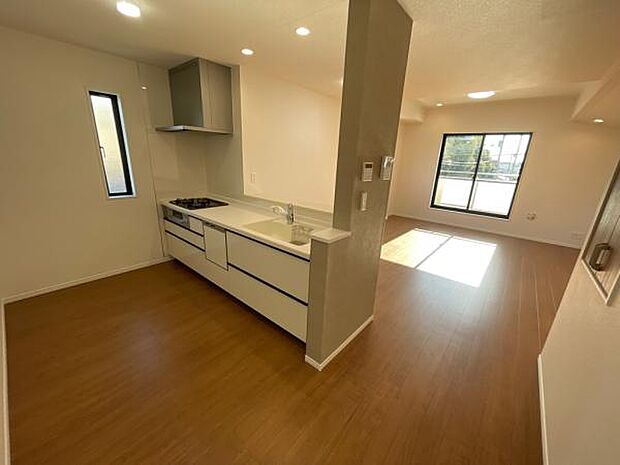 (3号棟) 南向き、2階リビングならではのこの明るさが印象的。家族がこの空間でコミュニケーションを取ることができます。