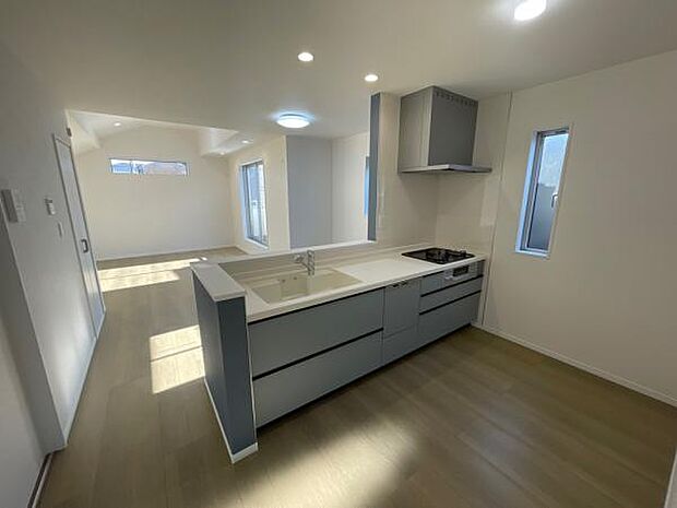 （1号棟） グレーのキッチンがお洒落で気分も上がるキッチンです。