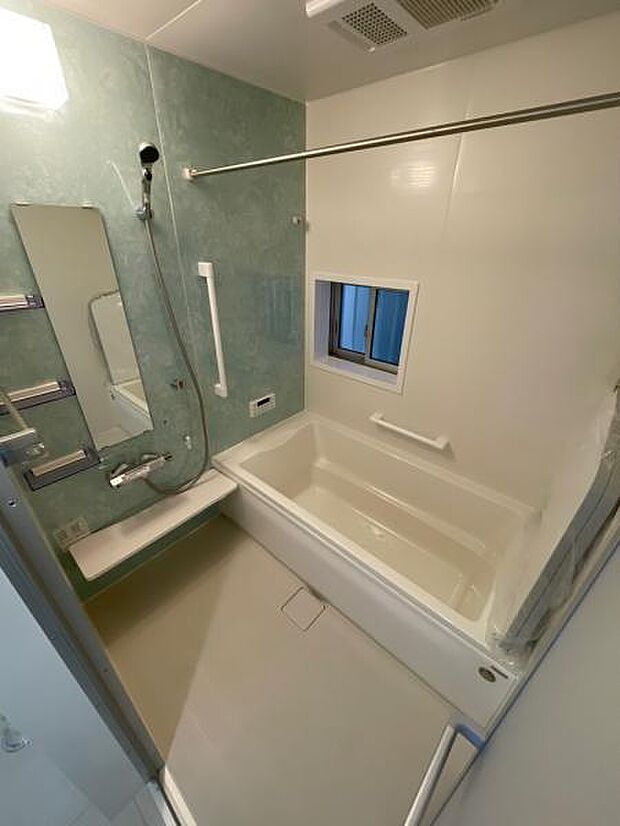 (1号棟) 淡いブルーカラーが目にも癒しな浴室。日々の疲れをゆったりととってください。