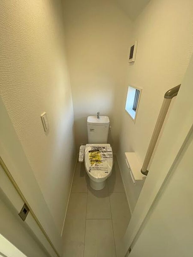 (1号棟) 手すりや温水洗浄便座等、必要な機能が揃ったお手洗い空間です。