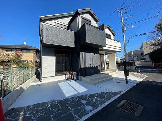 (2号棟) 開放的な場所に位置する2号棟。シックで飽きの来ないデザインもお洒落ですね。